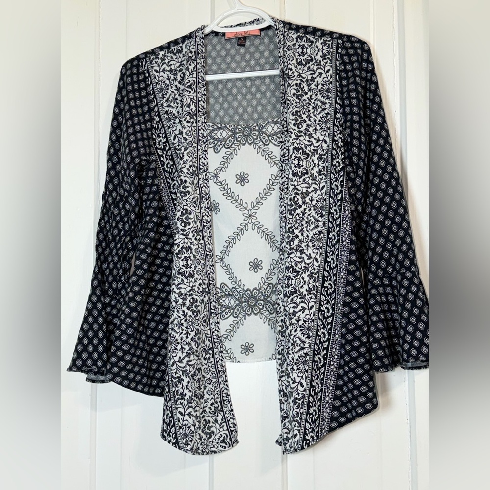 Women's Olive hill size small top Black and White Patterned, shirt, blouse